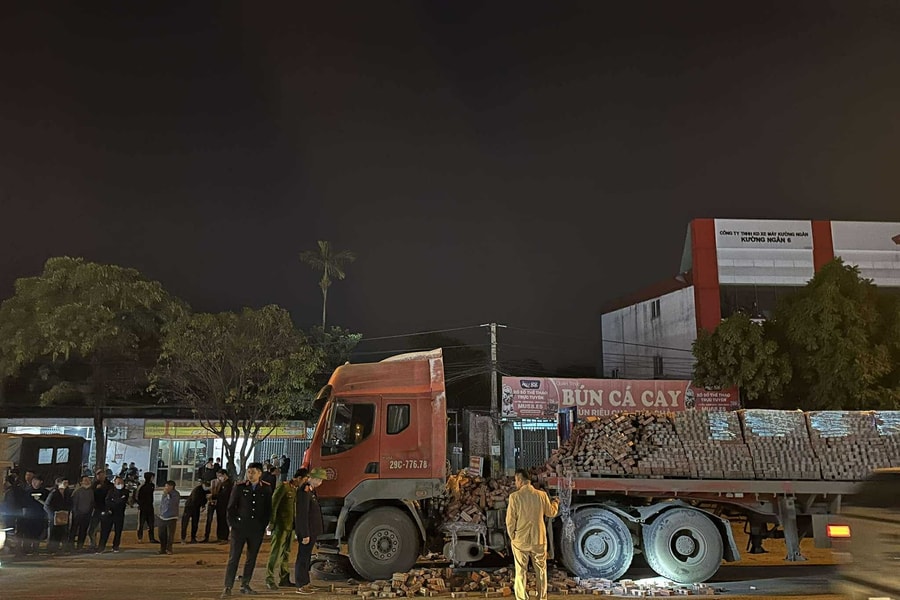 Hà Nội: Xe máy đâm vào xe đầu kéo, 3 thiếu niên thương vong