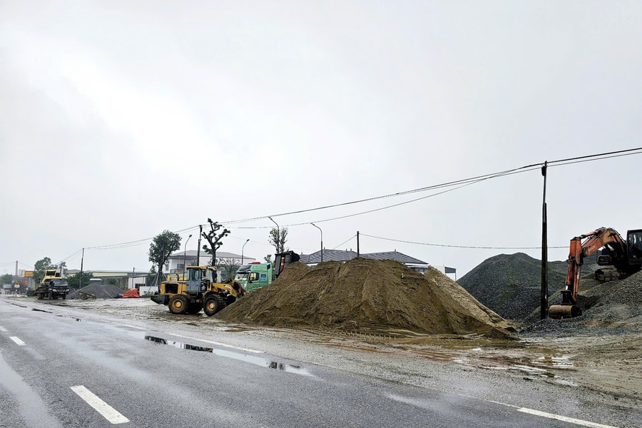 Cẩm Xuyên (Hà Tĩnh): Hạt quản lý đường bộ chỉ rõ nhiều sai phạm của bãi vật liệu xây dựng tại Cẩm Thịnh
