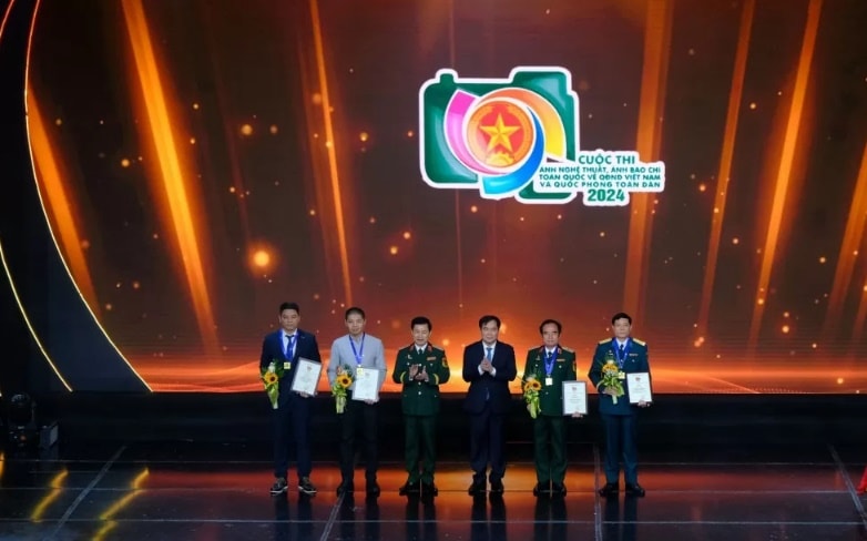 Trao giải cuộc thi ảnh báo chí về chủ đề '80 năm Quân đội Anh hùng'
