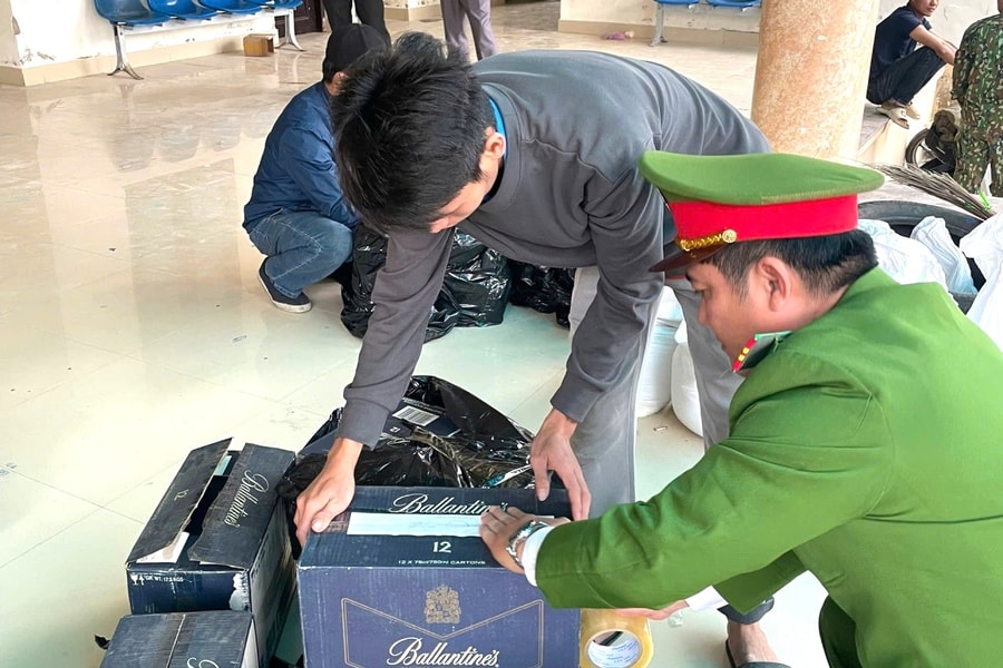 Bắt giữ xe vận chuyển gần 1.600 chai rượu nhập lậu từ Quảng Trị ra Hà Nội để tiêu thụ