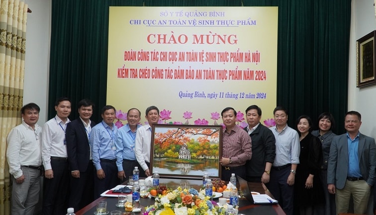 Chi cục ATTP Hà Nội kiểm tra công tác năm 2024 tại Chi cục ATTP Quảng Bình