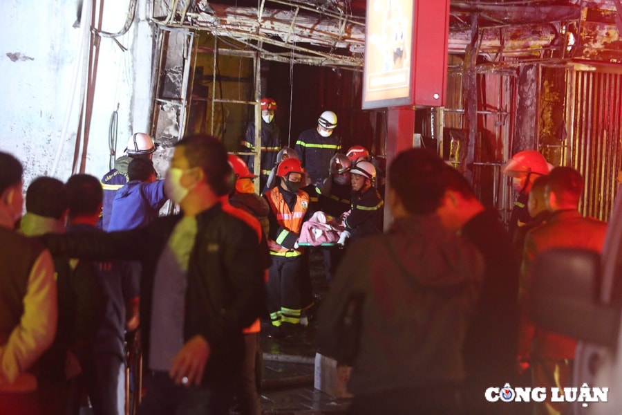 Vụ cháy khiến 11 người tử vong: Một người thoát chết nhờ dùng đèn pin điện thoại cầu cứu