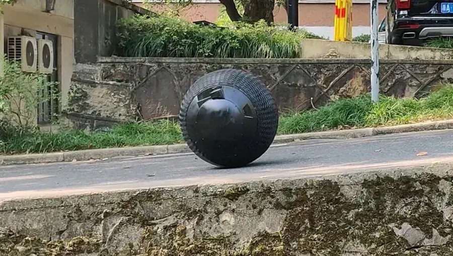 Trung Quốc ra mắt robot cảnh sát hình bánh xe với AI tiên tiến