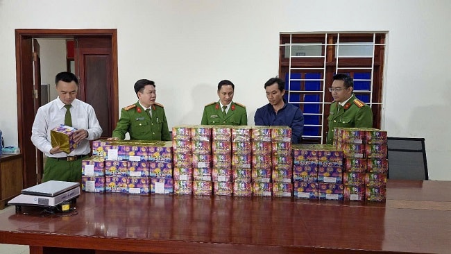 Ngụy trang 2,5 tạ pháo nổ dưới thùng hàng xe chở sắn củ để qua biên giới Nghệ An