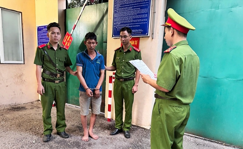 Bắt tạm giam đối tượng chống đối đo nồng độ cồn, dùng dao chém Công an