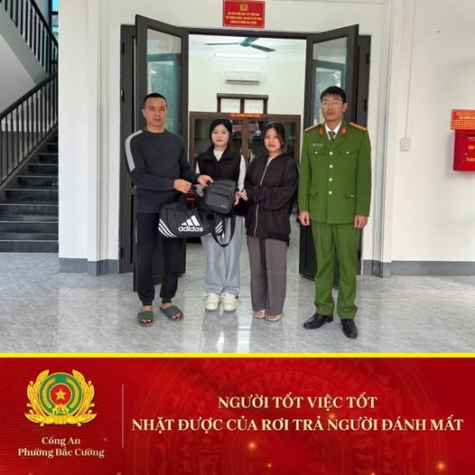 Lào Cai: Hai cô gái trẻ tìm, trả lại người đánh rơi 100 triệu đồng