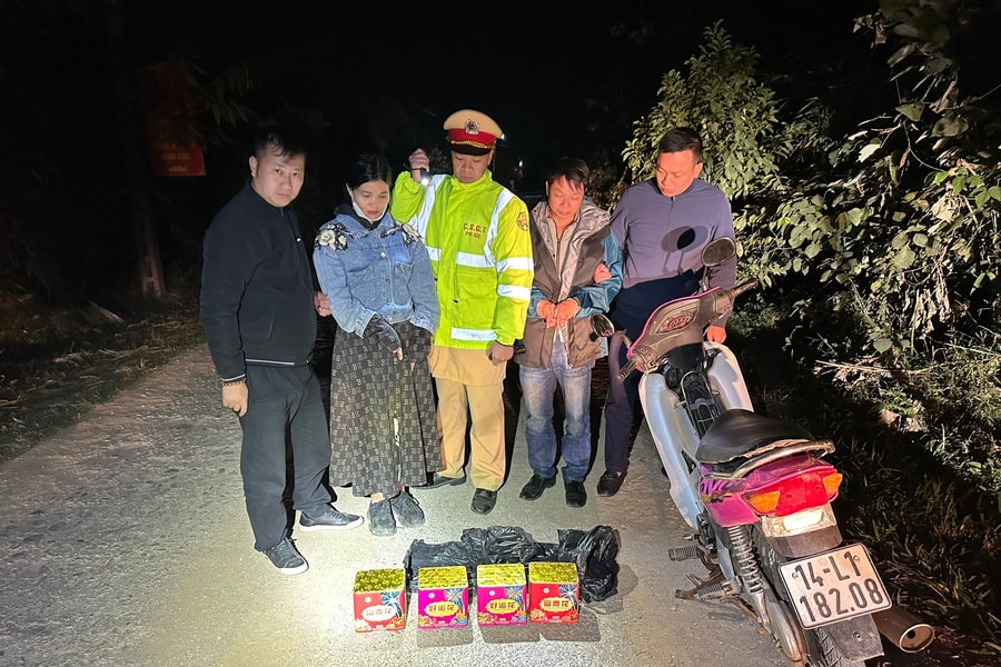 Cảnh sát giao thông bắt giữ đôi vợ chồng mang theo 6 kg pháo