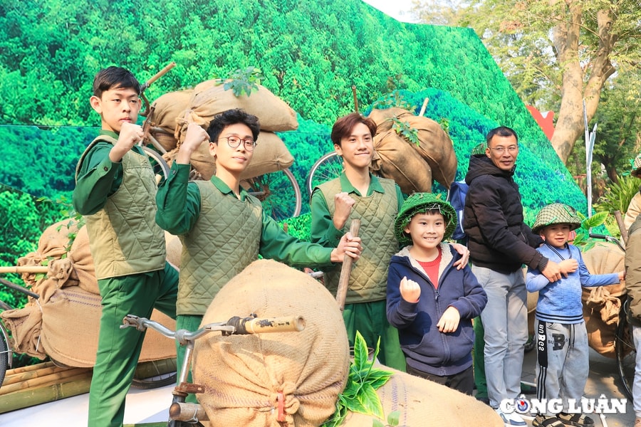 Ấn tượng không gian triển lãm Quân đội Việt Nam tại Phố đi bộ Hồ Gươm