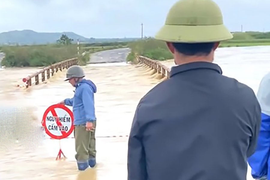 Người dân đi đường vòng 10 km để đảm bảo an toàn vì cầu ngập