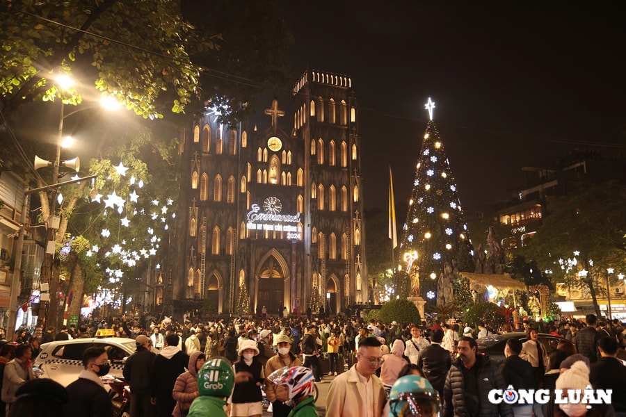 Giới trẻ Hà Nội đổ xô đi 'check-in' trước thềm Giáng sinh 2024