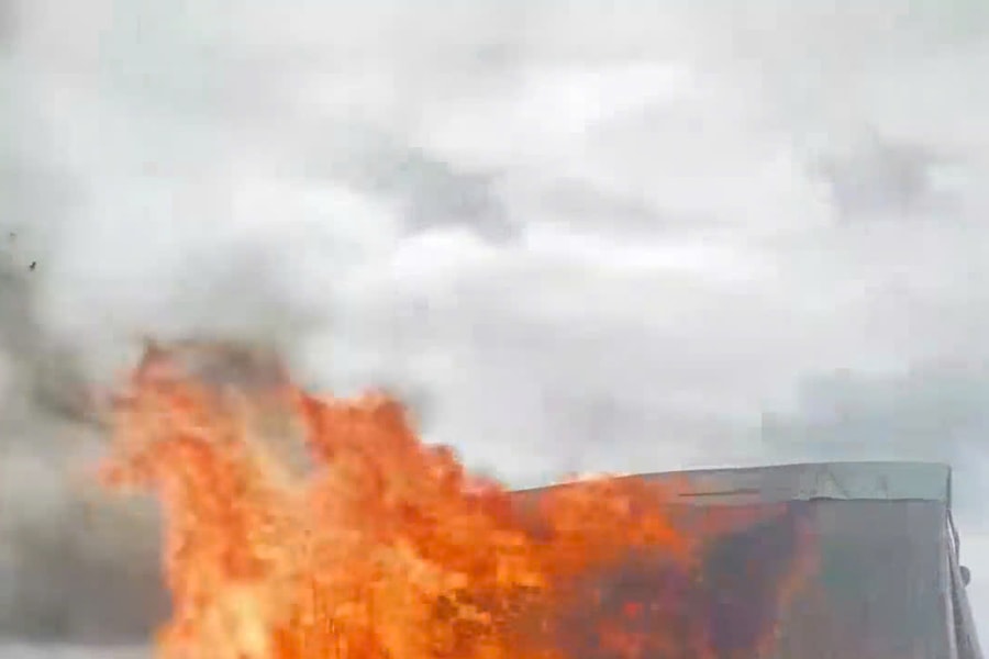 Kon Tum: Ngọn lửa giữa trưa thiêu rụi nhà rông làng Kon Jong