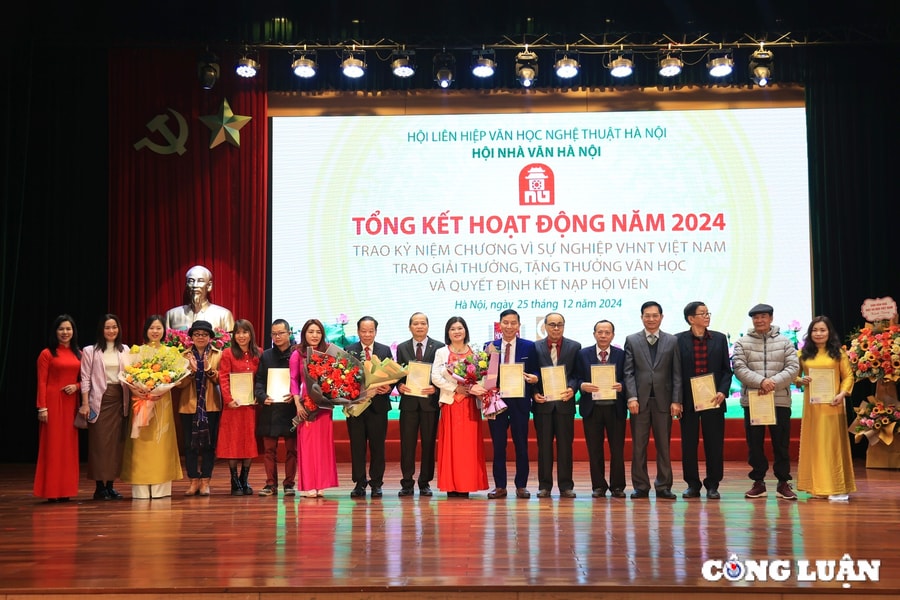 Tôn vinh những cá nhân xuất sắc của Hội nhà văn Hà Nội trong năm 2024