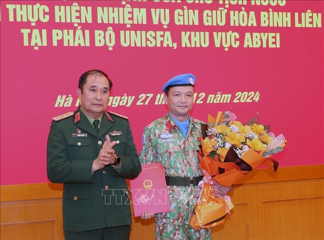 Trao Quyết định của Chủ tịch nước cho sĩ quan đi làm nhiệm vụ gìn giữ hòa bình tại phái bộ UNISFA