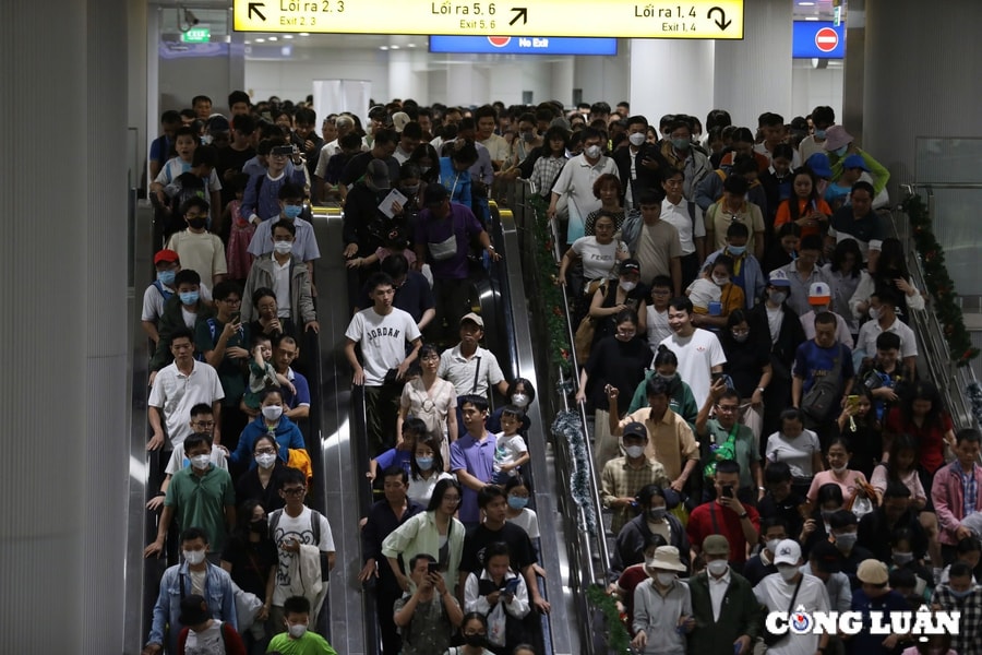 TP HCM: Đông nghịt khách đổ về trải nghiệm Metro số 1 ngày cuối tuần