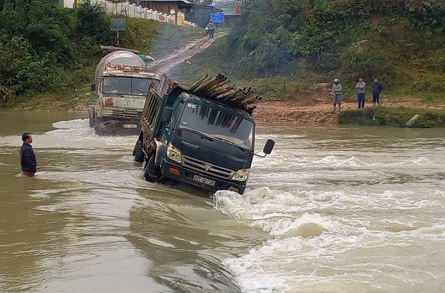 Kon Tum: Giải cứu thành công 2 người trên xe tải bị nước cuốn khi đi qua ngầm tràn