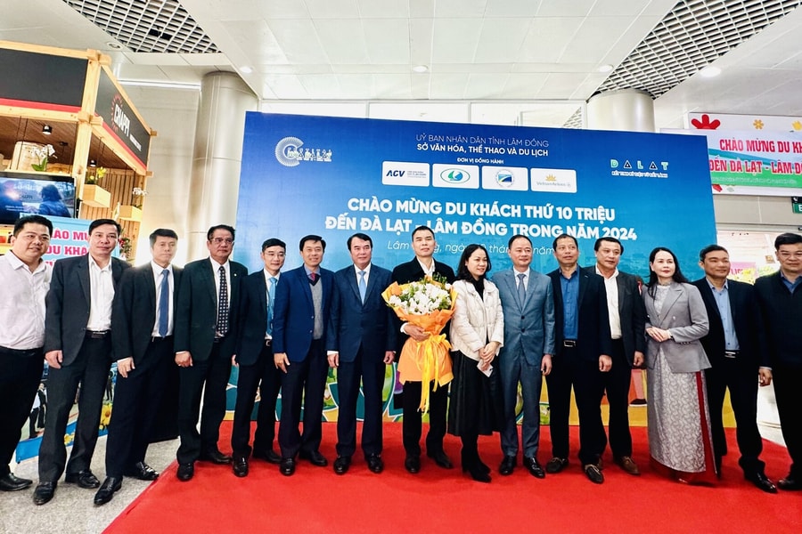Vietnam Airlines phối hợp với tỉnh Lâm Đồng chào đón du khách thứ 10 triệu