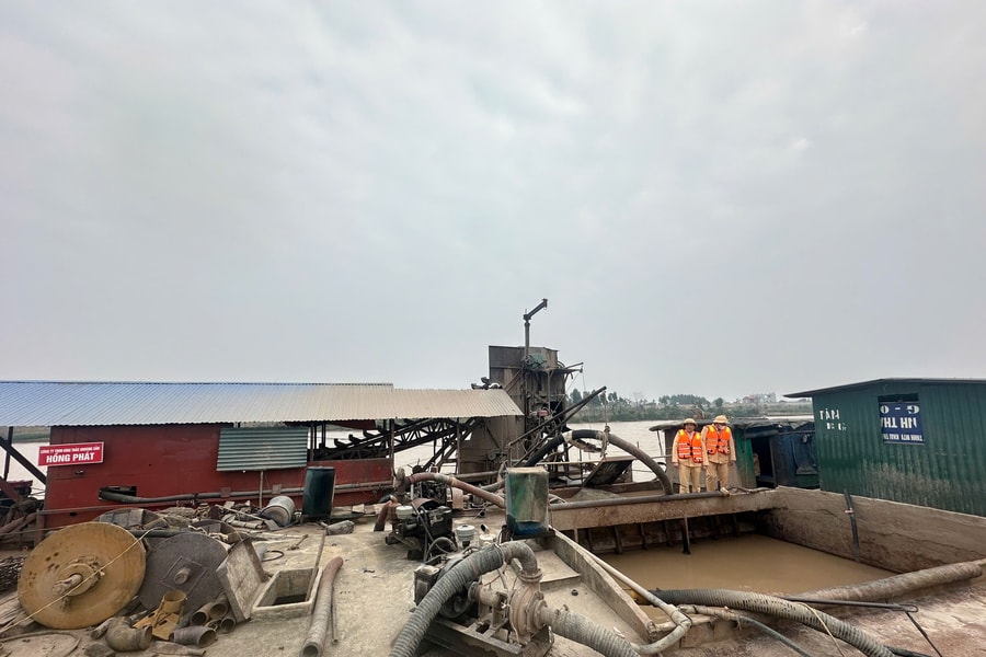 Cảnh sát bắt giữ tàu hút cát trái phép trên sông Lục Nam