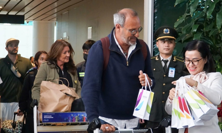 3.000 khách du lịch đến Đà Nẵng đầu năm mới 2025 được tặng hoa chào mừng