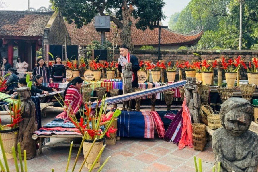 Hội tụ tinh hoa nghề thủ công Việt tại di tích Văn Miếu- Quốc Tử Giám