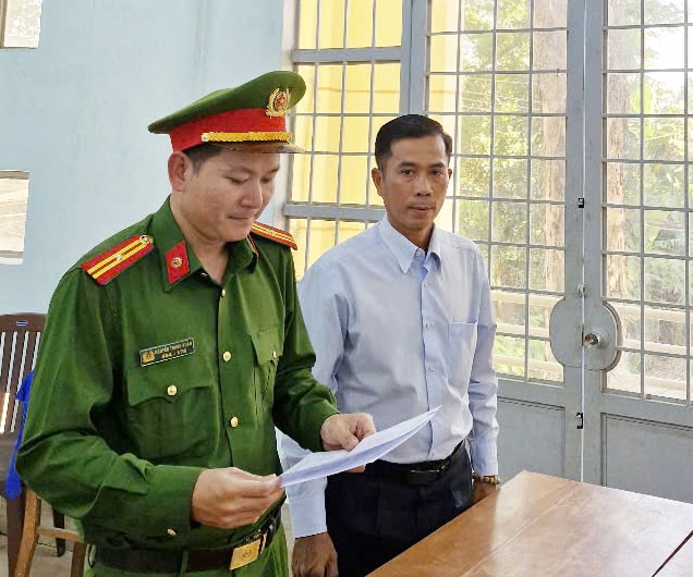 Khởi tố nguyên giám đốc chỉ đạo miễn tiền dịch vụ địa chính cho mình và người quen