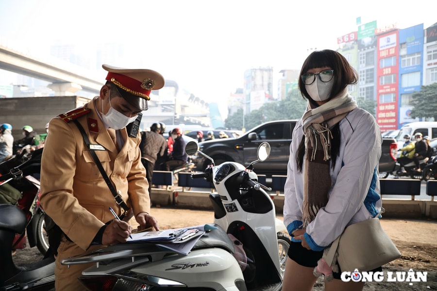 Vẫn còn một số người cố tình vượt đèn đỏ mặc dù mức phạt theo nghị định mới đã tăng