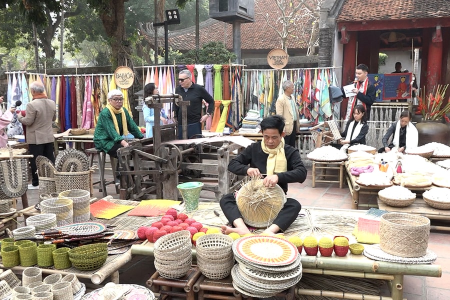 “Quà tặng nhân gian”-  Nơi hội tụ các sản phẩm truyền thống độc đáo của dân tộc