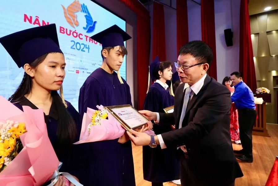 Báo Tiền phong trao học bổng 'Nâng bước thủ khoa' cho 95 sinh viên