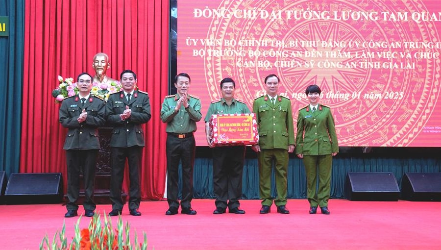 Giữ vững an ninh trật tự ngay từ cơ sở, gần dân, sát dân, tạo thế trận lòng dân vững chắc