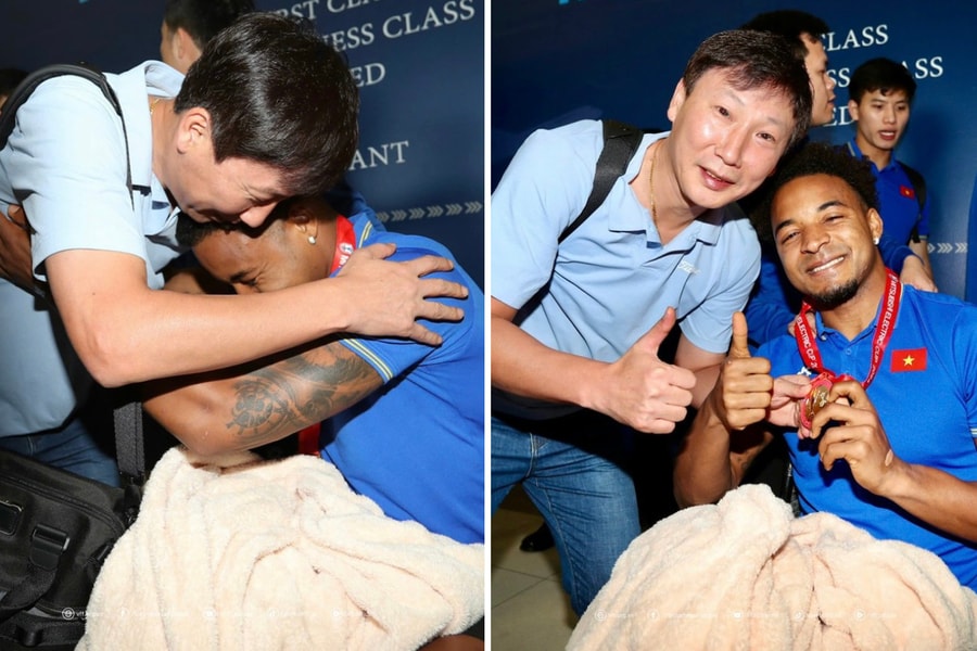 Huấn luyện viên Kim Sang-sik trao HCV cho học trò xuất sắc Nguyễn Xuân Son