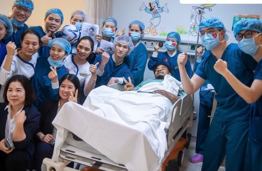 Ca mổ thành công, hôm nay Nguyễn Xuân Son bắt đầu tập vật lý trị liệu