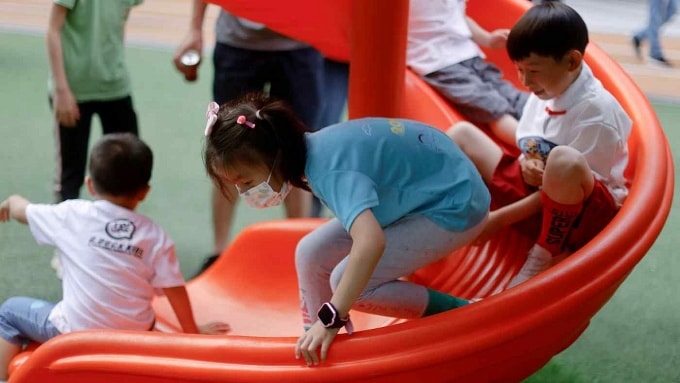 Tỷ lệ sinh ngày càng sụt giảm, đề xuất không kỷ luật với Đảng viên sinh con thứ 3 trở lên