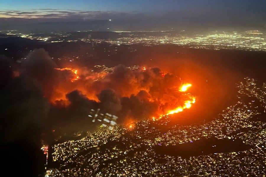 Biệt thự của bà Harris nằm trong khu vực sơ tán do cháy rừng ở Los Angeles