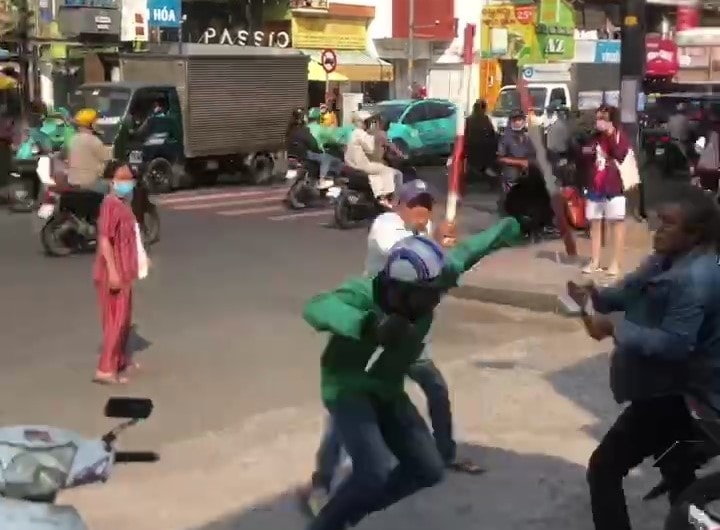 Mâu thuẫn việc đón khách, tài xế xe ôm hỗn chiến trước cổng bệnh viện ở TP HCM