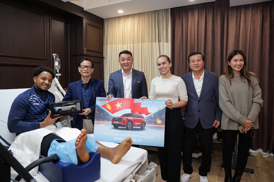 Tiền đạo Nguyễn Xuân Son được tặng xe ôtô trị giá 900 triệu