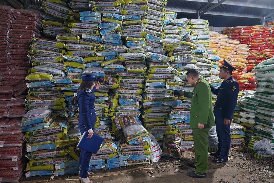 Thanh Hóa: Tạm giữ 66 tấn phân bón có dấu hiệu giả mạo nhãn hiệu