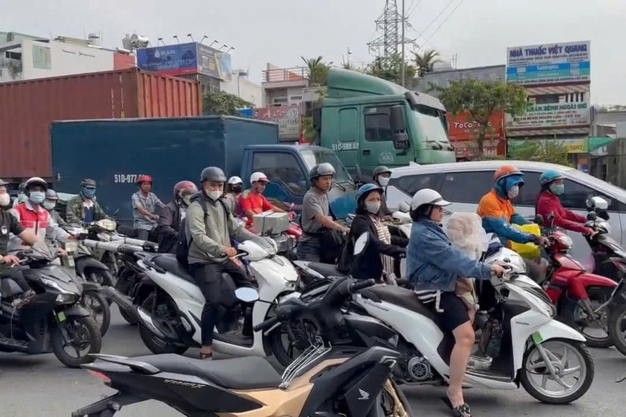 TP HCM: Tai nạn giữa xe chở rác và xe đạp, một cụ ông nguy kịch