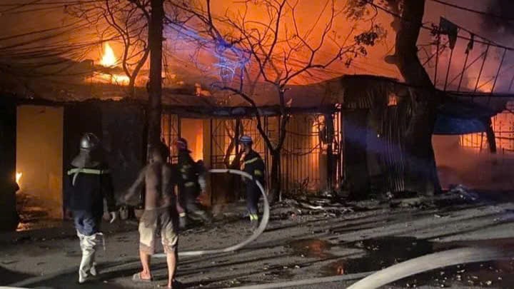 Cháy lớn dãy nhà trong ngõ ở Hà Nội