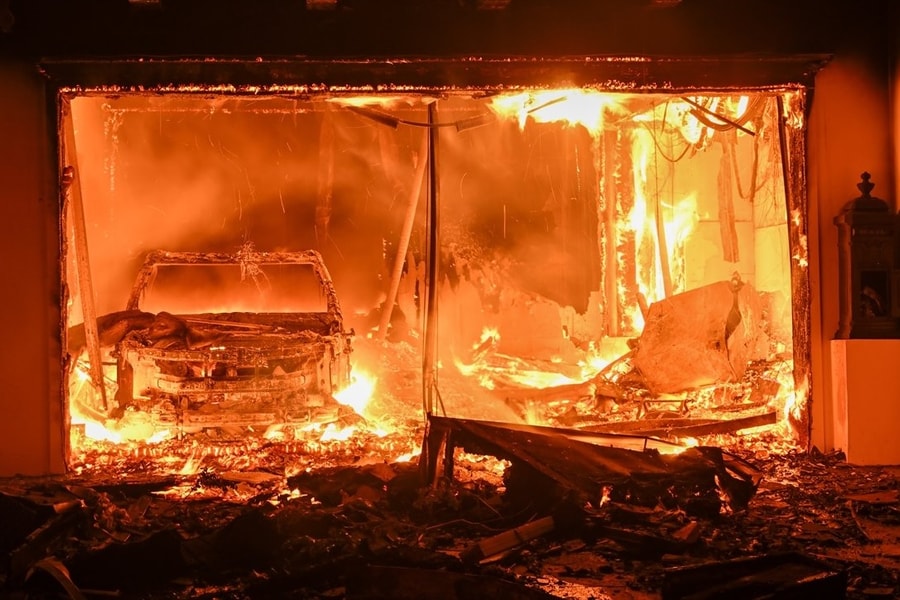 Xuất hiện nạn cướp bóc do cháy rừng, Mỹ ban hành lệnh giới nghiêm ở Los Angeles