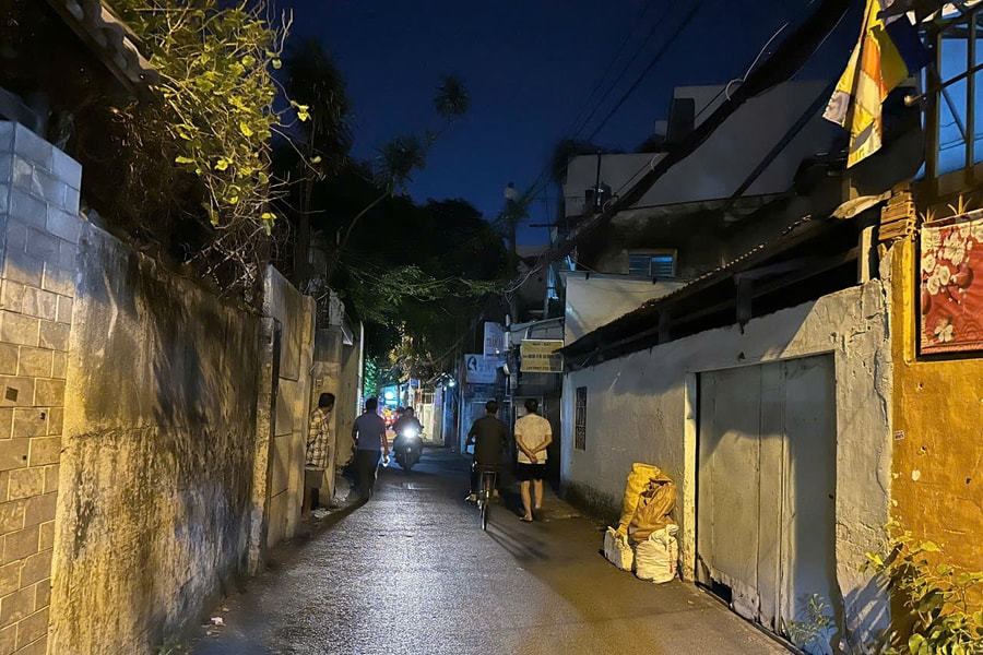 TP HCM: Cháy nhà 4 tầng lúc đêm khuya, 2 người thoát chết