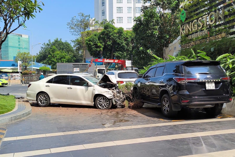 Ô tô mất lái tông hàng loạt phương tiện trên đường phố TP HCM