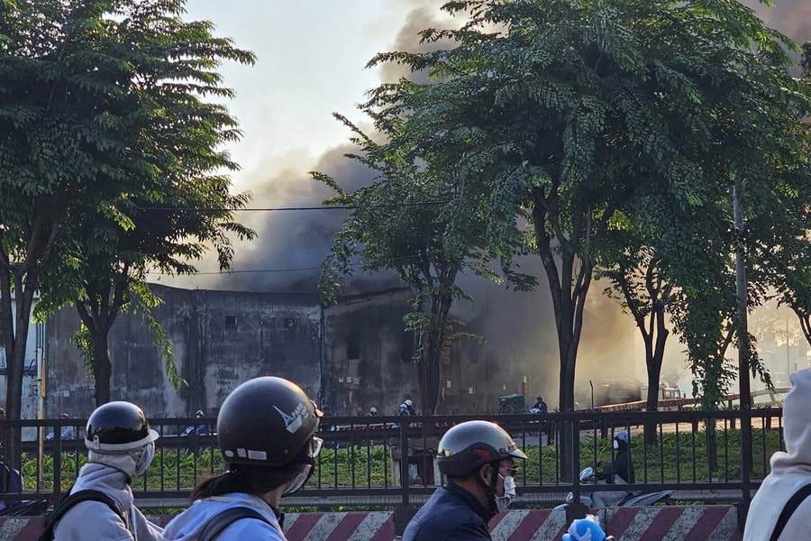 Cháy kho vải ở TP HCM, nhiều tài sản bị thiêu rụi