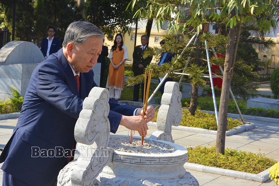 Tổng Bí thư Tô Lâm dâng hương và thăm Khu lưu niệm Tổng Bí thư Nguyễn Văn Cừ