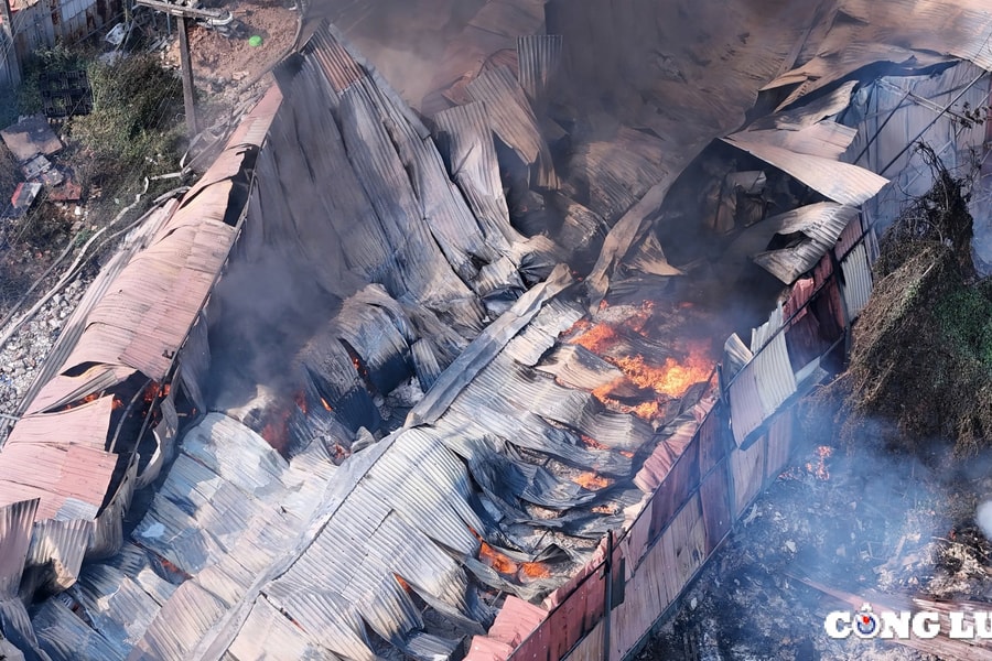 Cháy lớn tại khu nhà xưởng Tân Triều, khói đen cao hàng chục mét