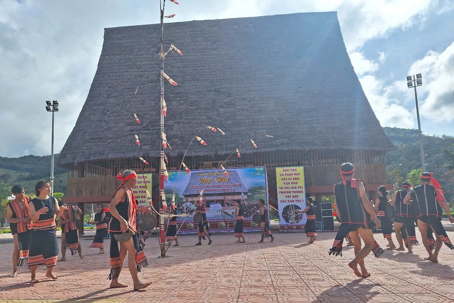 Kon Tum: Tặng chiêng, đấu giá sâm Ngọc Linh để 'tiếp sức' cho làng tái định cư