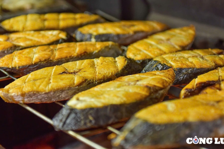 Xuyên đêm nướng cá phục vụ Tết