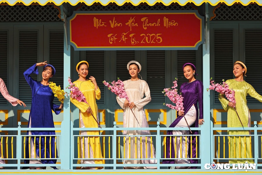 Phố ông đồ TP HCM ngập tràn sắc xuân, nhiều bạn trẻ hào hứng 'check-in'