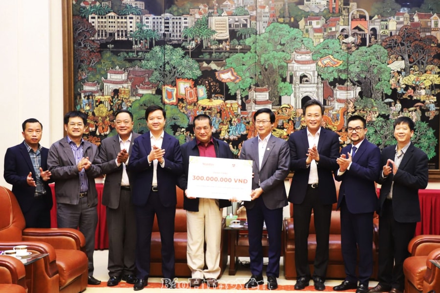 Báo Nhân Dân tặng quà Tết các gia đình chính sách tại Hưng Yên