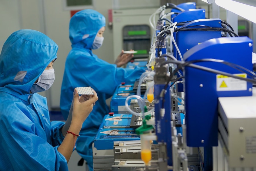 EU đe dọa 'bóp nghẹt' các nhà sản xuất thiết bị y tế Trung Quốc