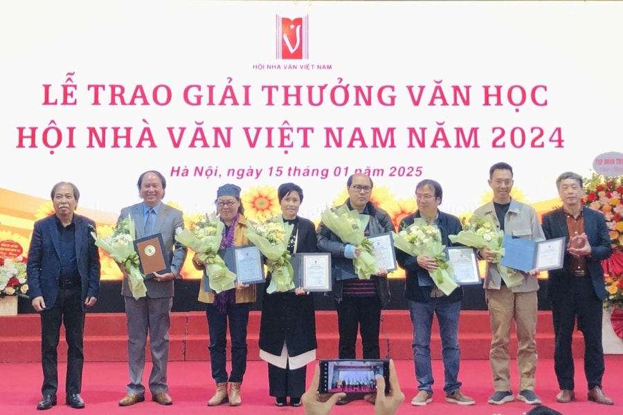 Hội Nhà văn Việt Nam trao giải thưởng đặc biệt cho nhà văn Y Ban