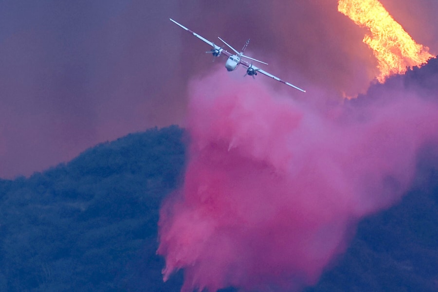 Chất chữa cháy màu hồng trong cháy rừng Los Angeles là gì, có nguy hại không?